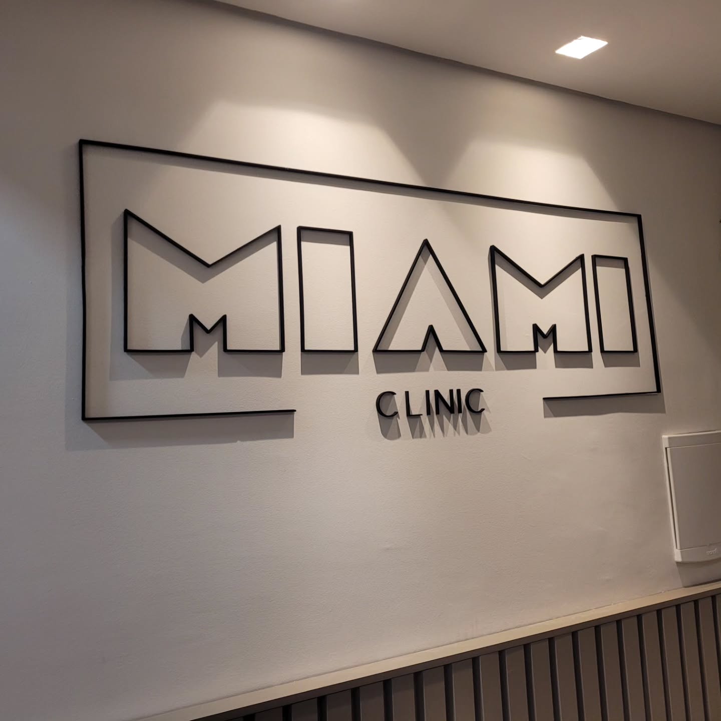 Logotipo em PVC expandido e placa em aço escovado